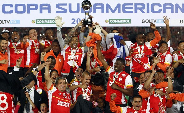 Los jugadores de Santa Fe levantan la Copa Sudamericana. (Foto Prensa Libre: EFE)