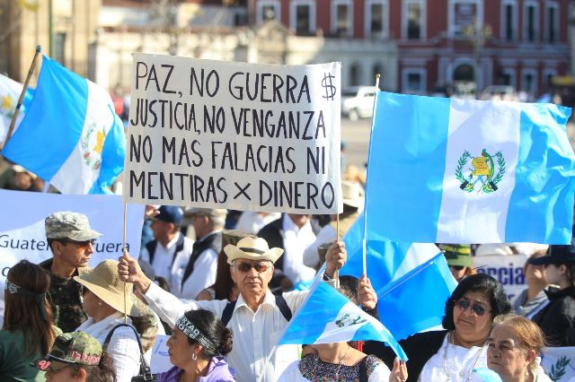 Familiares y amigos de los militares procesados portaron carteles y banderas de Guatemala. (Foto Prensa Libre: Esbin García)