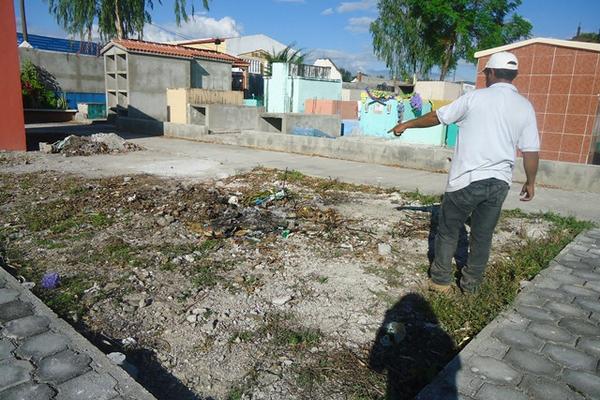 El cuerpo de un recién nacido muerto fue localizado en el cementerio de Ipala, Chiquimula. (Foto Prensa Libre: Edwin Paxtor)<br _mce_bogus="1"/>