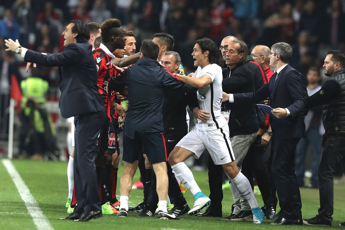 Mario Balotelli y Edinson Cavani tuvieron que ser separados durante el encuentro. (Foto Prensa Libre: AFP)