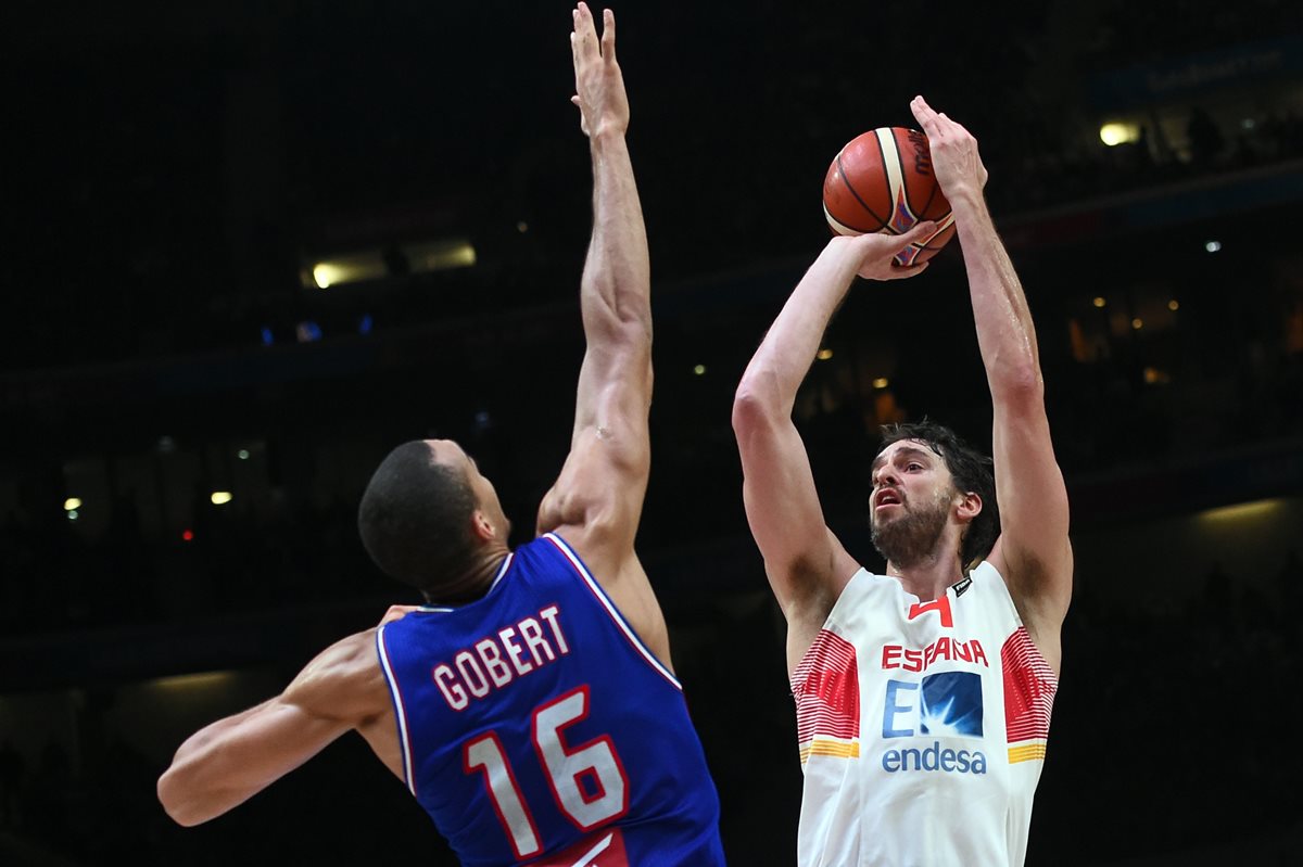 Rudy Gobert trata de bloquear a Pau Gasol, durante el juego de ayer en el EuroBasket. (Foto Prensa Libre: AFP)