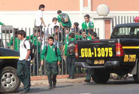 un grupo de estudiantes inconformes mantiene cerradas las puertas de acceso al establecimiento.