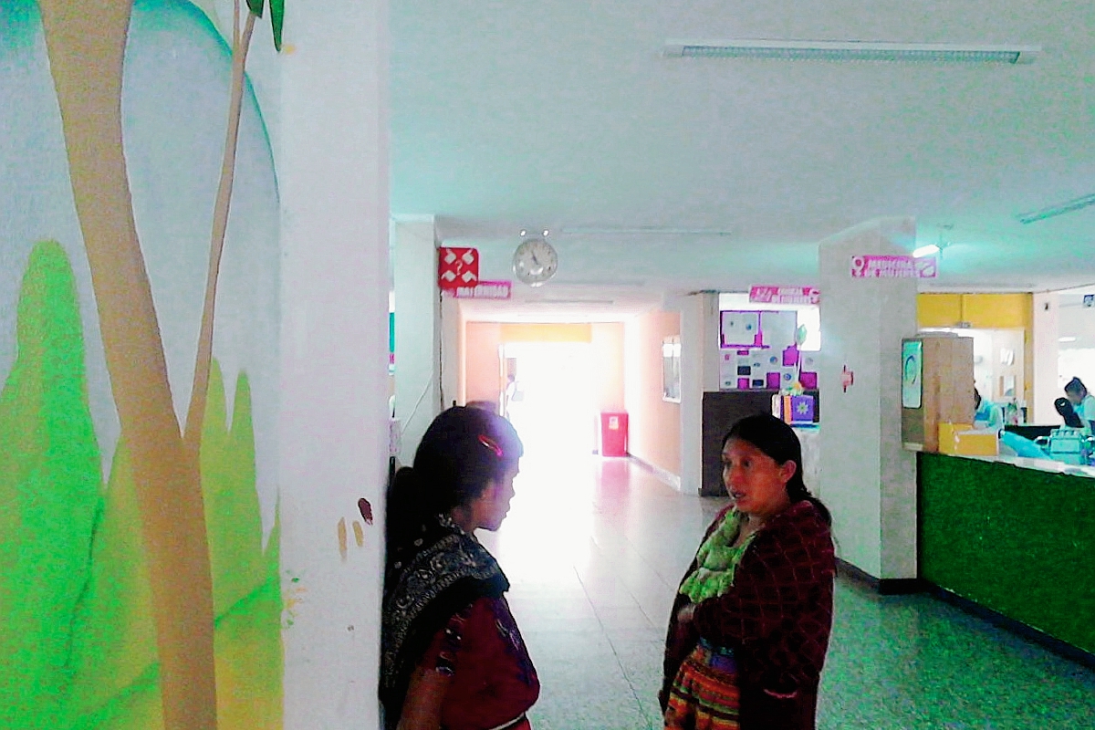 En el servicio de maternidad del Hospital Regional de Quiché habría ocurrido el cambio de gafetes de dos recién nacidas. (Foto Prensa Libre: Óscar Figueroa)