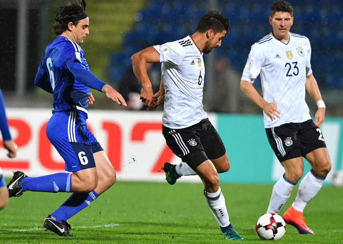 Sami Khedira (centro) de Alemania abrio el marcador en la goleada germana contra San Marino. (Foto Prensa Libre: EFE)