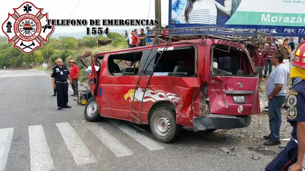 Microbús queda destruido luego de choque con tráiler en km 94 ruta a Las Verapaces, Morazán, El Progreso. (Foto Prensa Libre: CBMD)