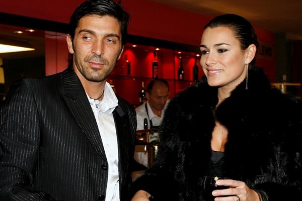 Buffon, junto a su esposa Alena Seredova. (Foto Prensa Libre: AP)