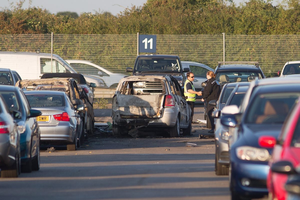 Oficiales inspeccionan las afueras del aeropuerto de Blackbushe en Hampshire después del accidente aéreo. (Foto Prensa Libre: EFE).