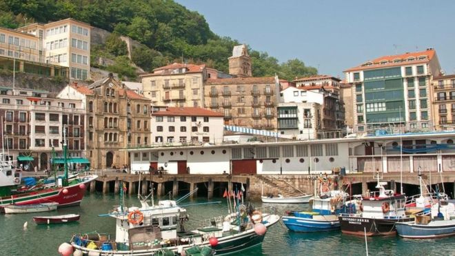 En San Sebastián, como en el resto del País Vasco, muchos jóvenes eligen estudiar en euskera. ALAMY