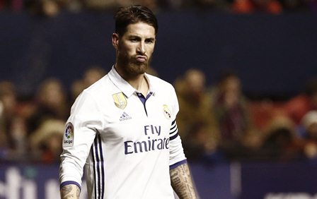 Sergio Ramos no descarta la posibilidad de cambiar su tradicional número 4 por el 93. (Foto Prensa Libre: EFE).