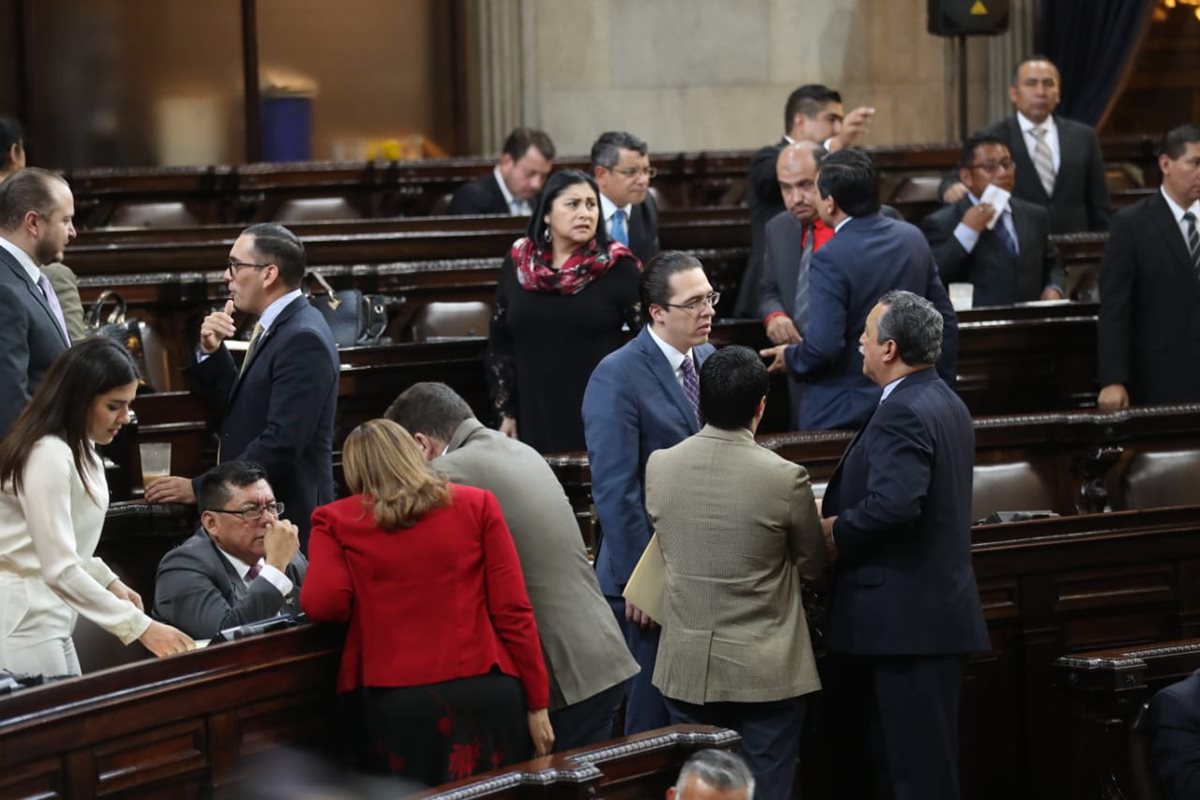 Diputados asisten a la sesión plenaria donde fue conocido en primer debate el presupuesto de 2019. (Foto Prensa Libre: Esbin García)