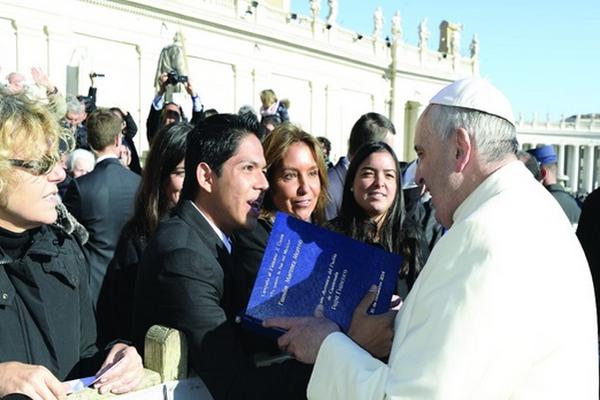 Diego entegró recientemente una petición con 600 mil al Papa para que visite Guatemala. Foto Prensa Libre:Tomada de Xprésat Guate
