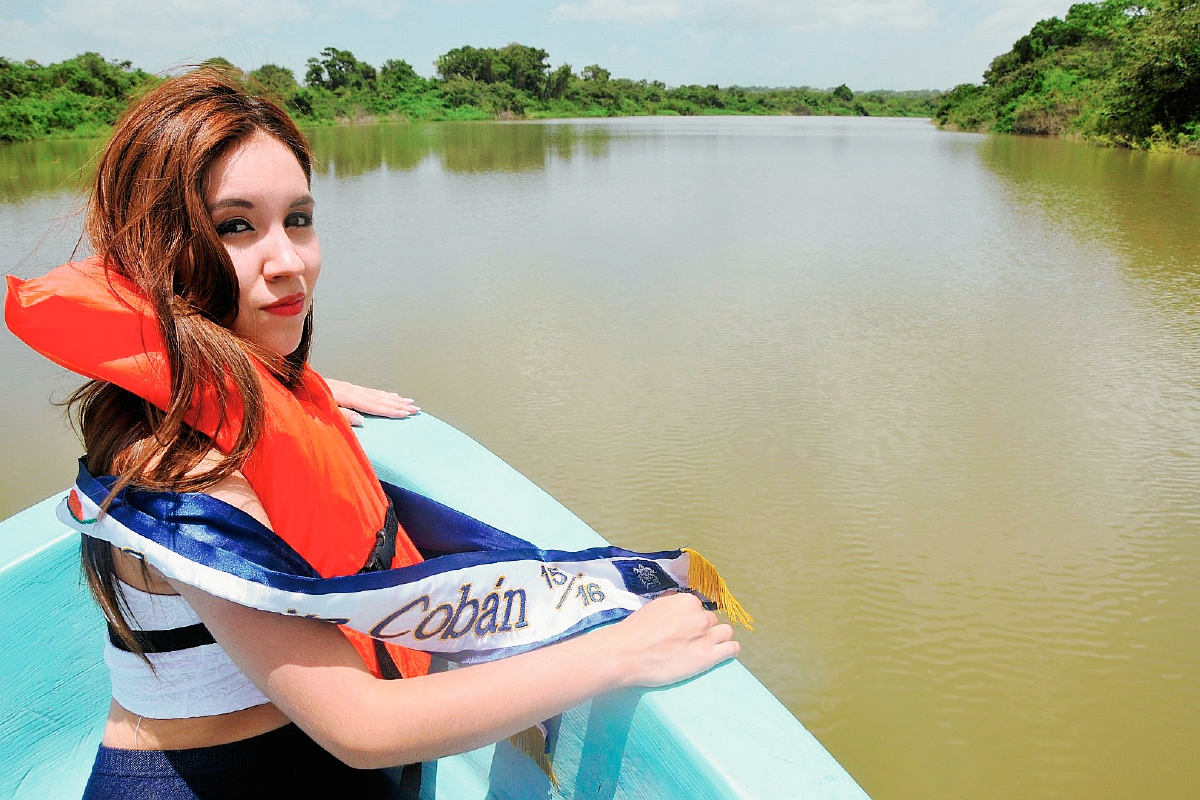 La Señorita Cobán, Crista María González Pacay, viaja en lancha en el río La Pasión, en Sayaxché, Petén. (Foto Prensa Libre: Rigoberto Escobar)