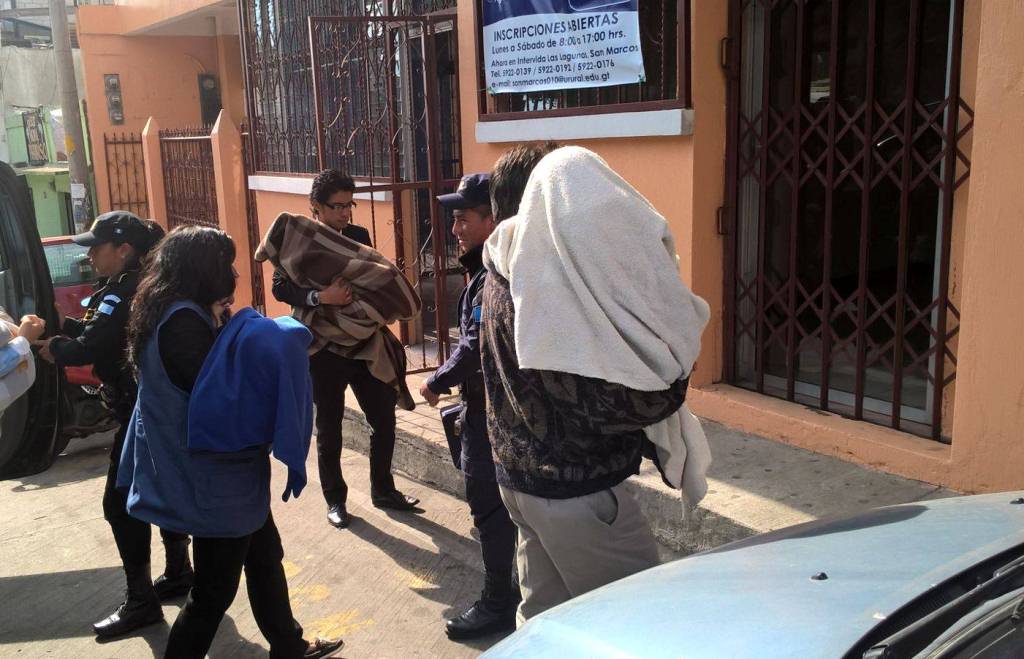 Personal de la PGN traslada a menores rescatados en San Pedro Sacatepéquez, San Marcos. (Foto Prensa Libre: Aroldo Marroquín).