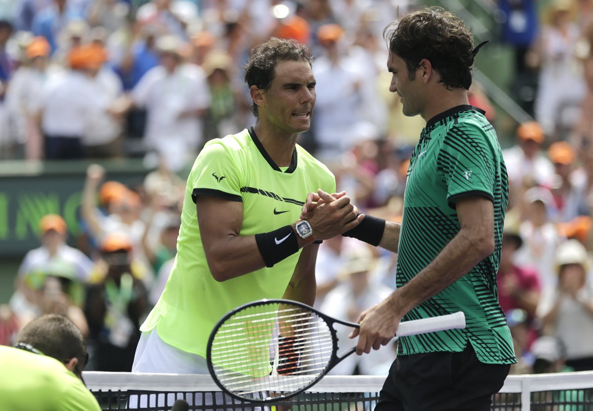 Roger Federer (derecha) es ahora el cuarto en el ranquin ATP, mientras que Nadal es quinto. (Foto Prensa Libre: AP).