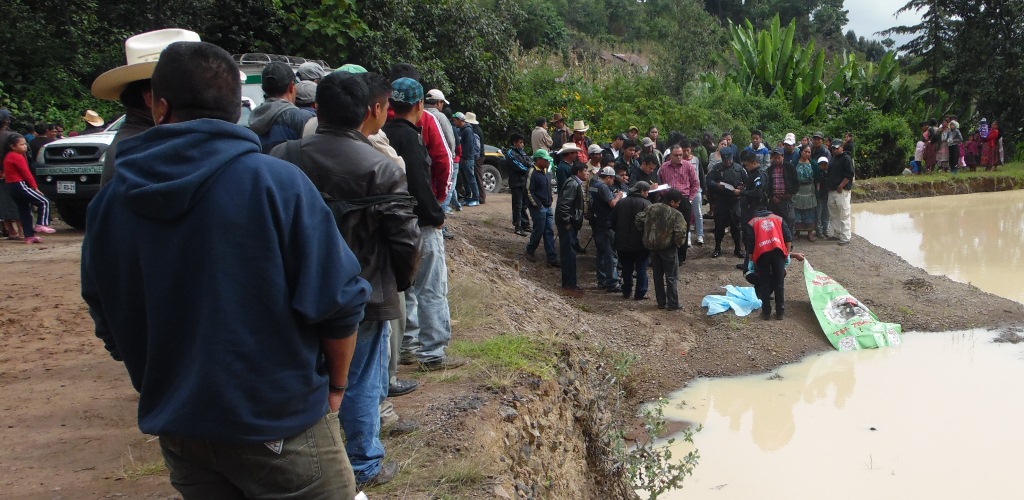 Curiosos permanecen en el lugar donde fue localizado el cadáver de German Socop, en Santa Apolonia, Chimaltenango. (Foto Prensa Libre: José Rosales)
