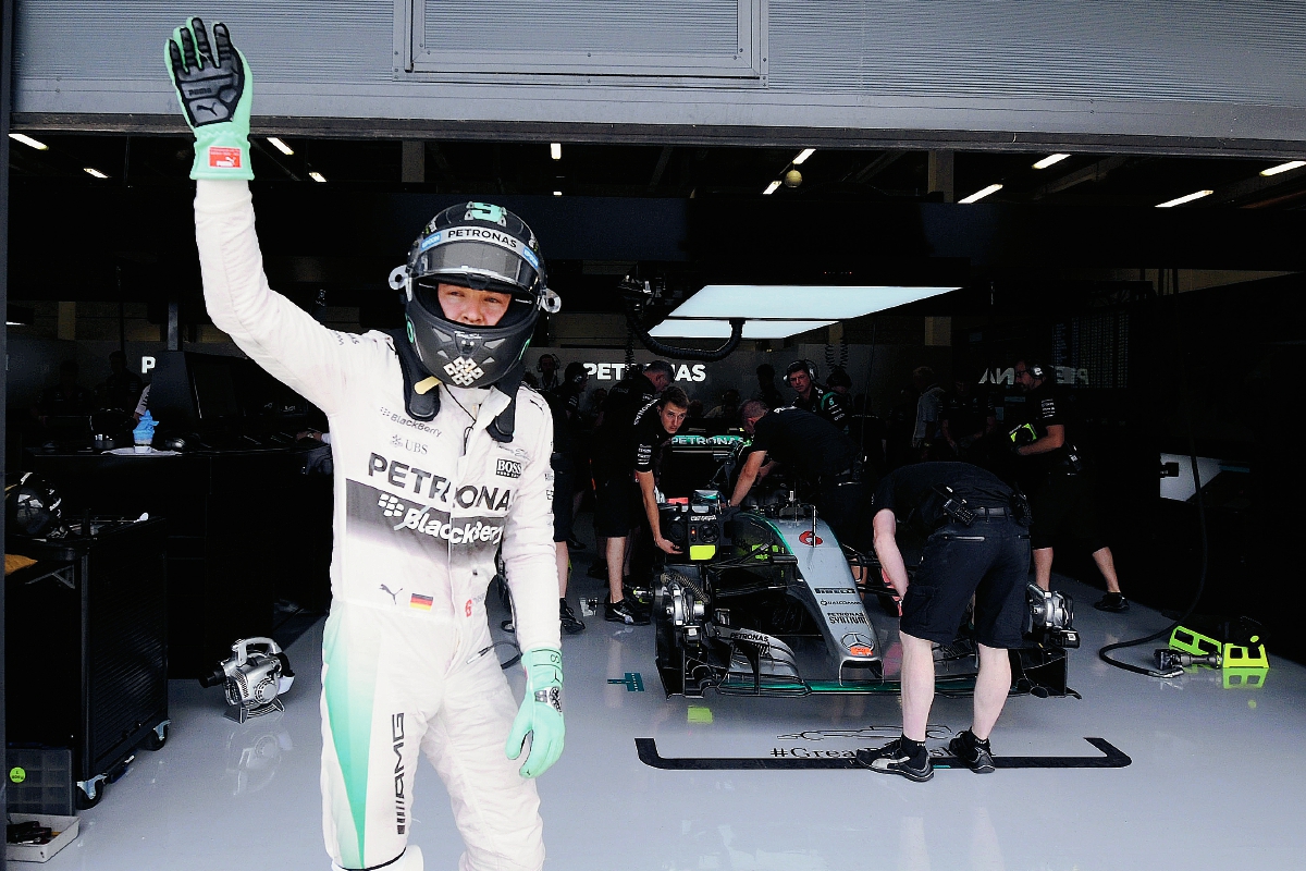 Nico Rosberg saluda a los aficionados al terminar el segundo ensayo libre en Silverstone. (Foto Prensa Libre: AP)