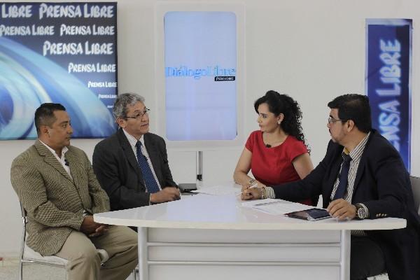 Roberto Barrera y Luis Ortiz, consultores en  energía, participan  en   el  programa  Diálogo Libre, con los periodistas Ana Maricela Herrera y Urías Gamarro, de Mundo Económico.