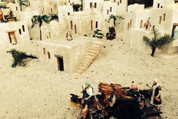 una ciudad  en el desierto ofrece este nacimiento.