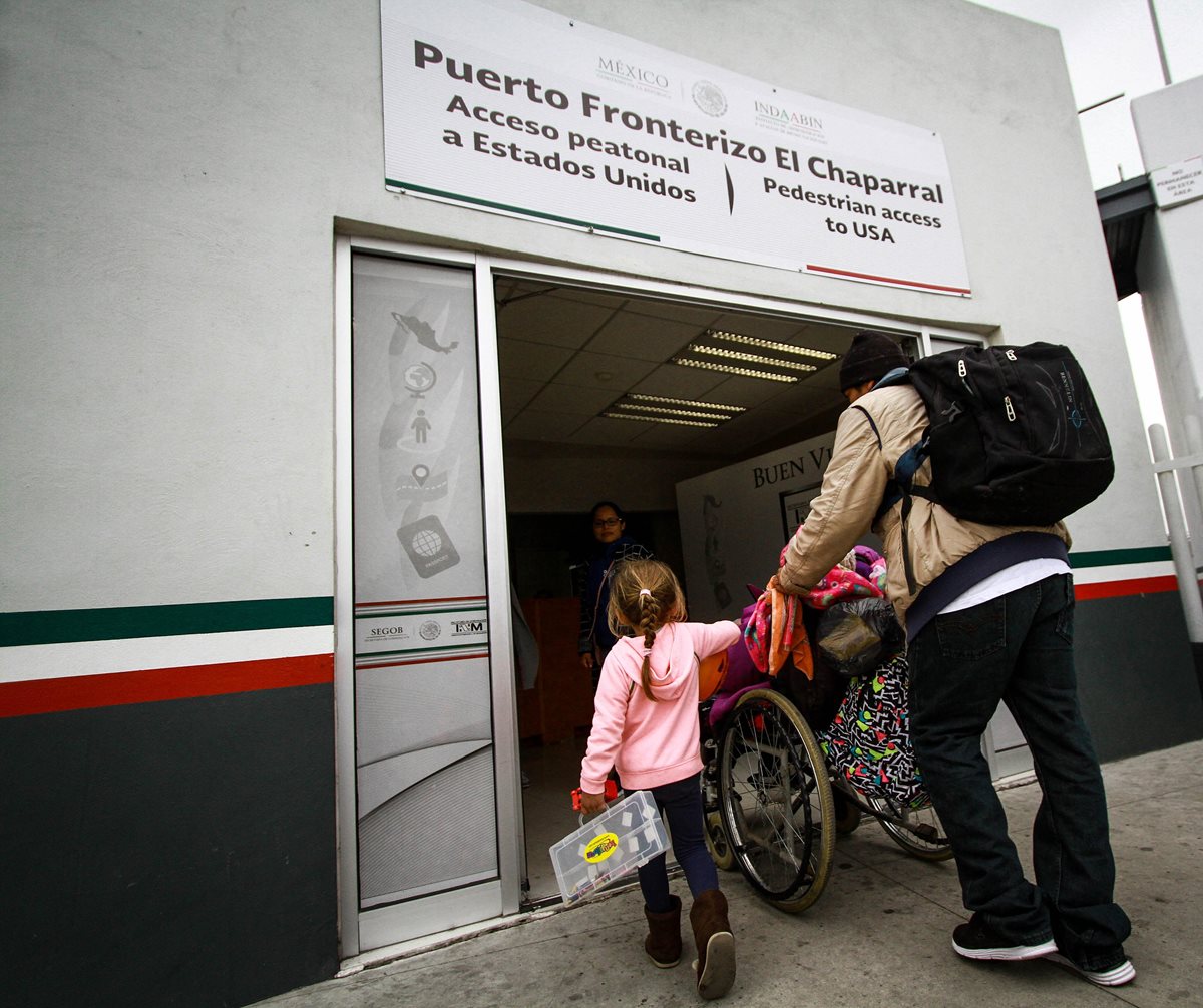 Inmigrantes centroamericanos cruzan la frontera hacia EE. UU. en el cruce fronterizo El Chaparral, en Tijuana, Baja California,México.(Foto Prensa Libre:EFE).