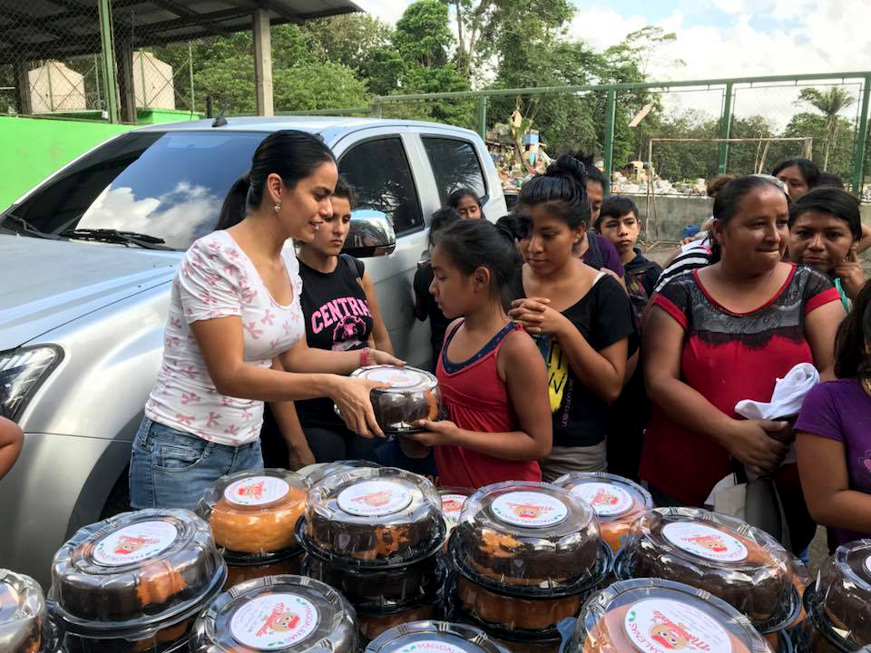 Comerciantes del mercado La Revolución, en Puerto Barrios, llevaron magdalenas a familias que trabajan en el vertedero local.