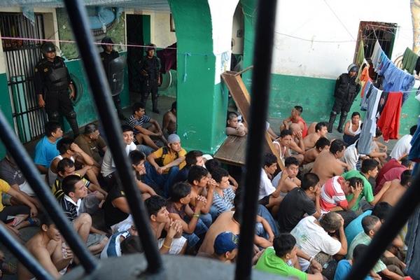 Internos se  encuentran hacinados en la prisión preventiva de Retalhuleu, donde ya se han registrado enfrentamientos. (Foto Prensa Libre: Jorge Tizol)