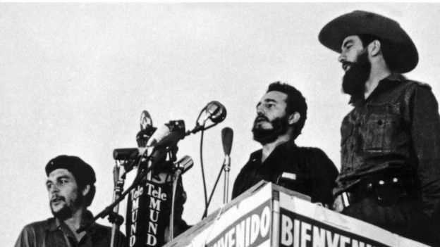 El Che,Fidel Castro y Camilo Cienfuegos en un discurso en La Habana en 1959. AFP