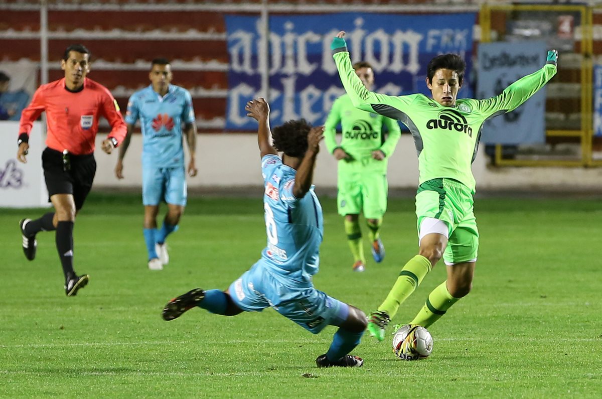 El jugador del Bolívar Leonel Morales (c) disputa el balón con Kendy Japa (d), del Chapecoense. (Foto Prensa Libre: EFE)