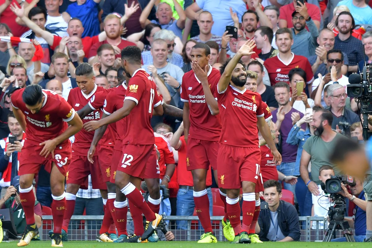 Los jugadores del Liverpool festejan en la goleada. (Foto Prensa Libre: AFP)
