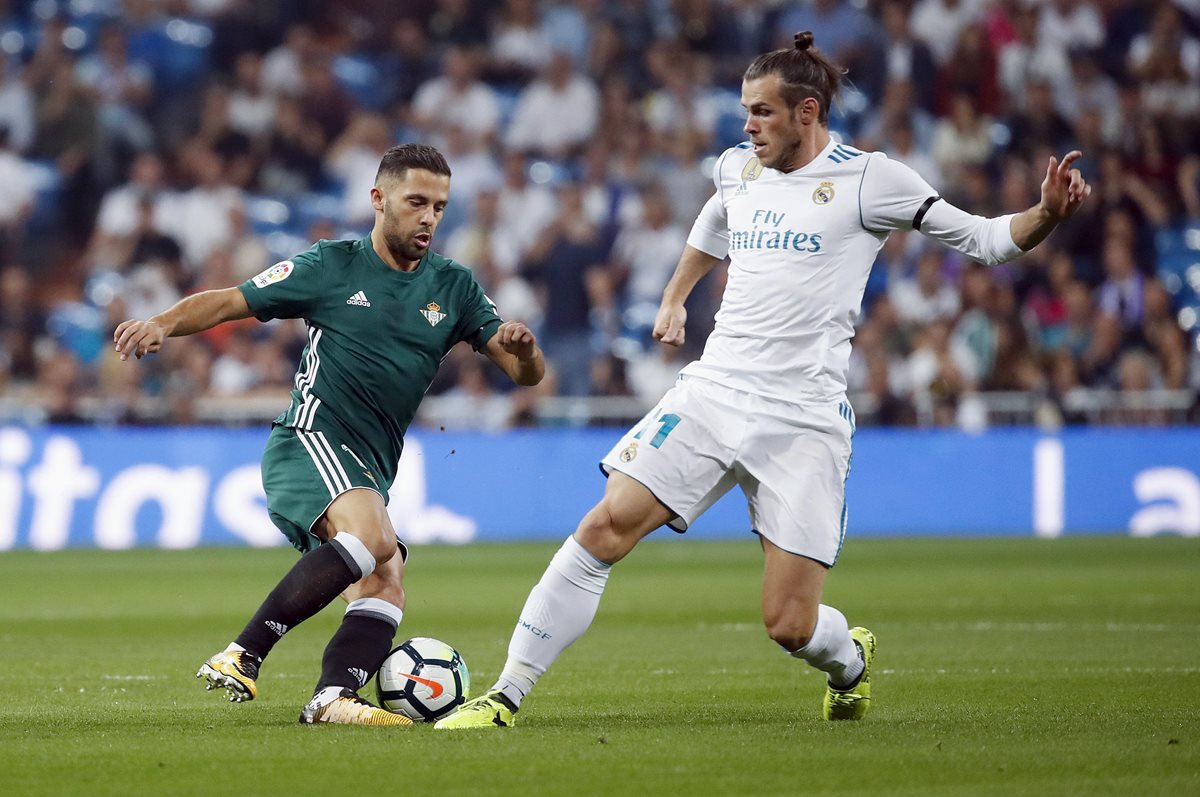 Bale pelea la pelota con Riza Durmisi del Betis.