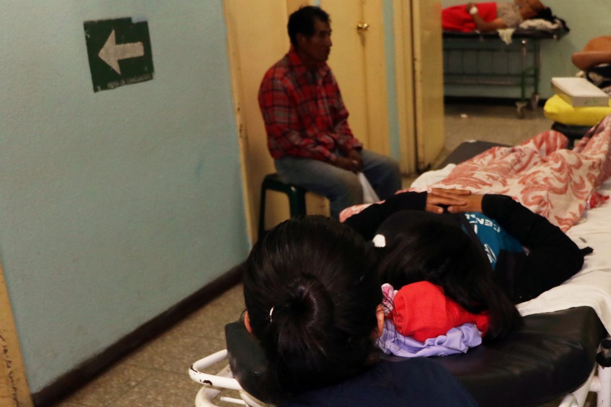 Menor es atendida en HRO luego de que intentó escapar de una casa hogar. (Foto Prensa Libre: Carlos Ventura)