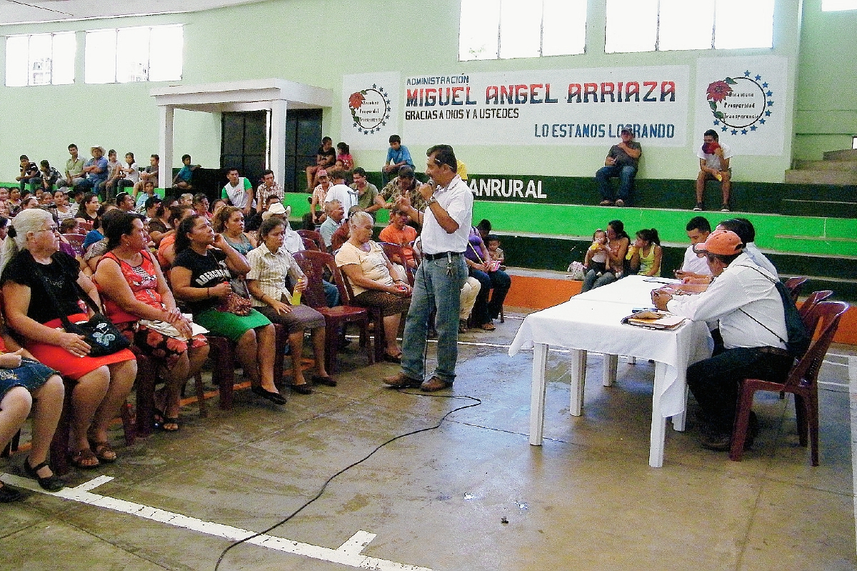 Familias de  escasos recursos en Morazán, El Progreso, reciben becas estudiantiles otortadas por la comuna. (Foto Prensa Libre: Héctor Contreras)