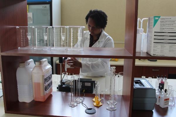 El laboratorio, ubicado en Santa Lucía Utatlán, es atendido por personal del Área de Salud. (Foto Prensa Libre: Édgar René Sáenz)