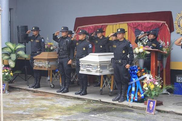 Agentes de la Policía Nacional Civil rinden honores a dos de sus compañeros que murieron tras ataque en Siquinalá, Escuintla. (Foto Prensa Libre: Enrique Paredes)<br _mce_bogus="1"/>