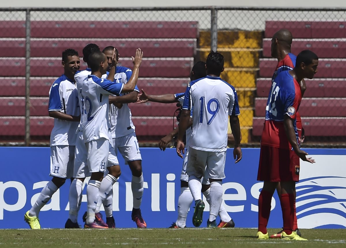 Los jugadores de Honduras celebran después de vencer a Belice y coronarse campeones de la Copa Centroamericana de la Uncaf. (Foto Prensa Libre: AFP)