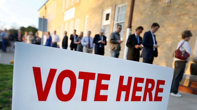 14% de quienes se abstuvieron en las elecciones de 2016 en Estados Unidos argumentaron que no podían acudir a votar por razones de trabajo, según un estudio del Centro de Investigaciones Pew. GETTY IMAGES