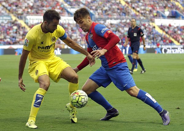 Mario Gaspar (i)del Villarreal fue llamado por Vicente del Bosque por las lesiones de varios elementos. (Foto Prensa Libre: AFP)