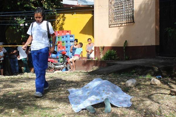 El cadáver de Marco Vinicio Saquil quedó frente a su vivienda, en San Benito. (Foto Prensa Libre: Rigoberto Escobar)