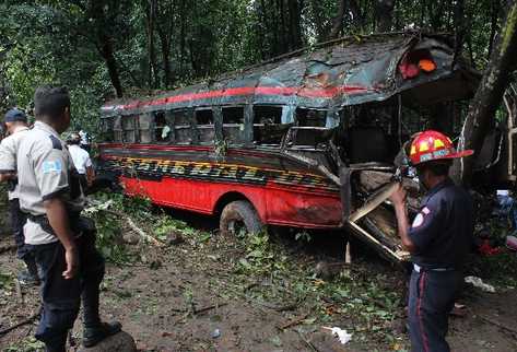 El bus de transportes Esmeralda  es revisado por socorristas en Suchitepéquez.