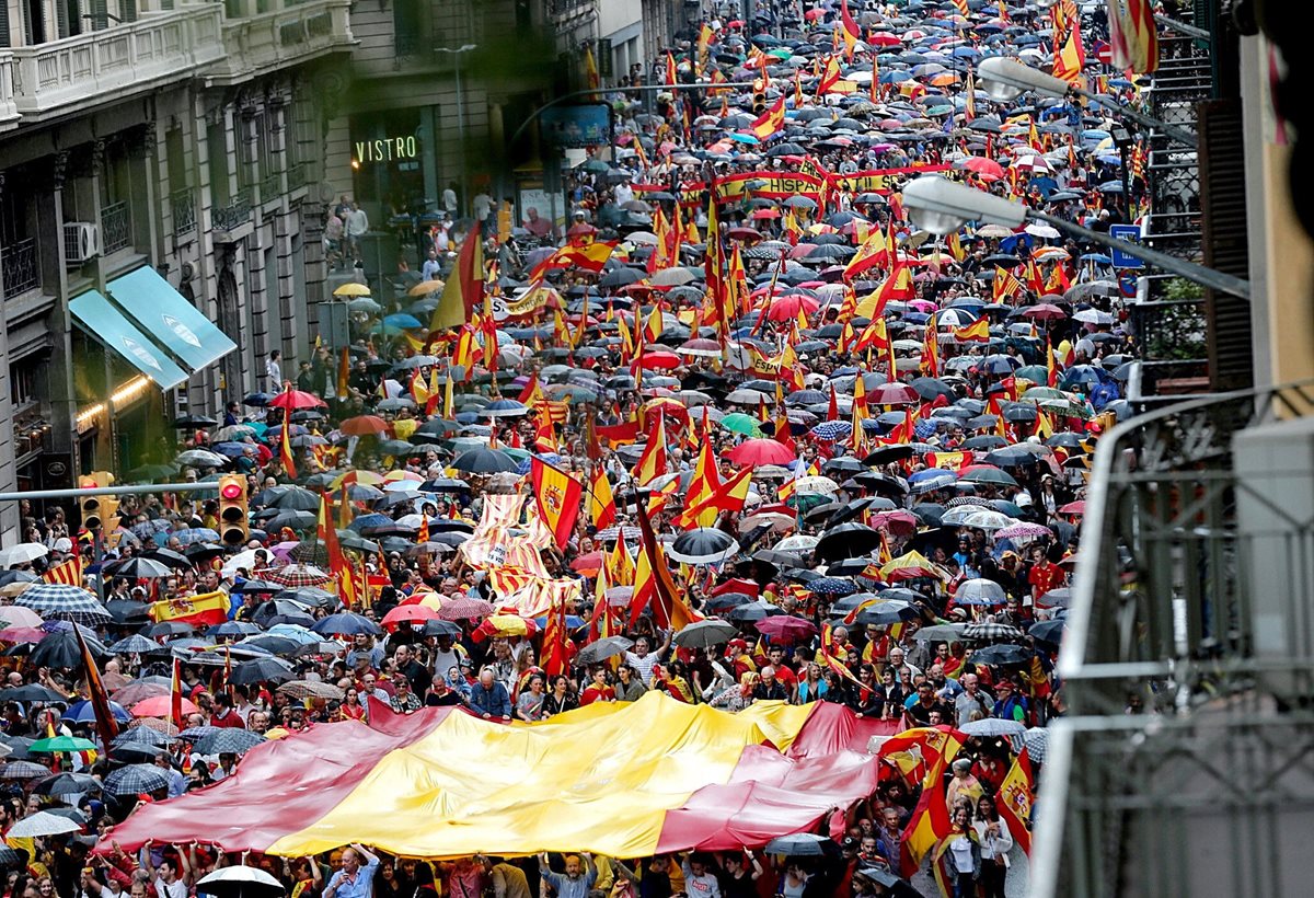 Varios manifestantes portan la bandera española durante en protesta contra la consulta en Cataluña.(EFE).