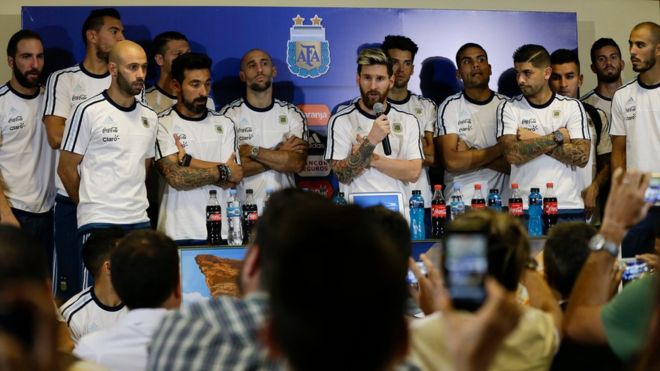 Lionel Messi, acompañado de los jugadores de la selección, dice en nombre de todos que no hablarán más con la prensa. (Foto Prensa Libre: AP)
