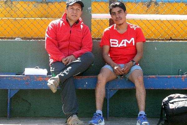 El entrenador Carlos Trejo ha trabajado duro con Raxón y los corredores del BAM. Espera que sobresalgan en la carrera. (Foto Prensa Libre: Romeo Rios)