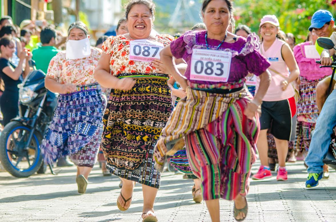 Mujeres participan en actividad en beneficio de una paciente con cáncer, en San Juan La Laguna. (Foto: Cortesía de José Mendoza)