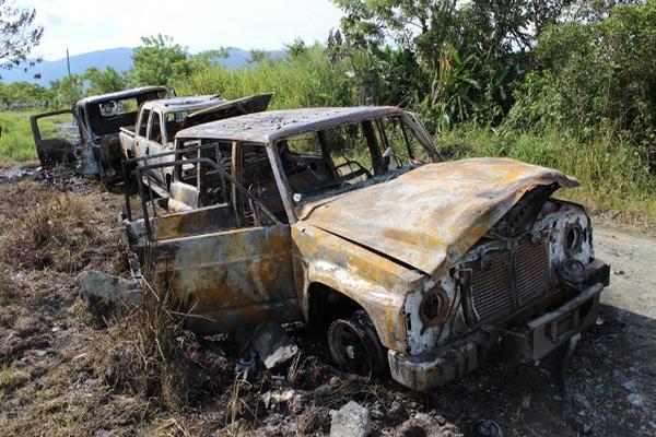 Los tres vehículos que fueron incendiados tras el enfrentamiento en Los Amates, Izabal. (Foto Prensa Libre: Edwin Perdomo)<br _mce_bogus="1"/>