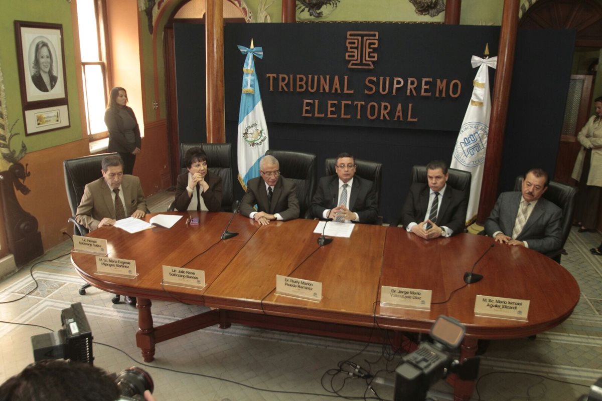 Magistrados del TSE informan sobre la no adjudicación de 16 diputaciones. (Foto Prensa Libre: Érick Ávila)
