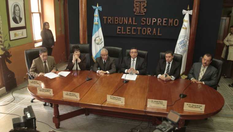 Magistrados del TSE informan sobre la no adjudicación de 16 diputaciones. (Foto Prensa Libre: Érick Ávila)