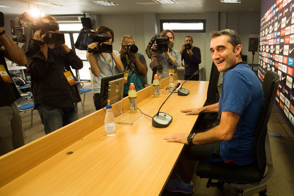 El técnico catalán, Ernesto Valverde, habla con los periodistas previo al partido contra el Athletic. (Foto Prensa Libre: EFE)