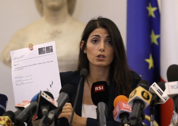 La alcaldesa de Roma, Virginia Raggi, calificó de irresponsable mantener la candidatura olímpica. (Foto Prensa Libre: AFP).