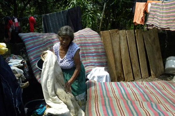 Una vecina ordena sus pertenencias que fueron afectadas por la lluvia, en San Antonio Suchitepéquez. (Foto Prensa Libre: Omar Méndez)<br _mce_bogus="1"/>