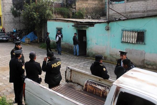 Investigadores permanecen frente a la vivienda allanada en Quetzaltenango. (Foto Prensa Libre: Carlos Ventura) <br _mce_bogus="1"/>