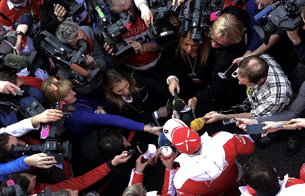 Sebastian Vettel, de Ferrari, habla con al prensa al finalizar las pruebas en Barcelona. (Foto Prensa Libre: AFP).